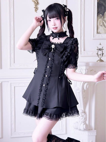Schwarzes Jirai Kei-Set: Minikleid mit ausgeschnittenen Schultern, seitlichen Schnürdetails und Rock