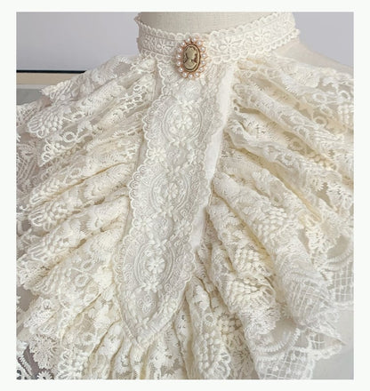 Beige / Schwarzer Spitzenjabot