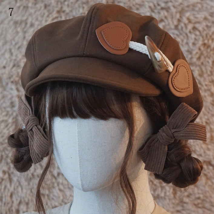 茶色のベレー帽、装飾ボタン付き帽子