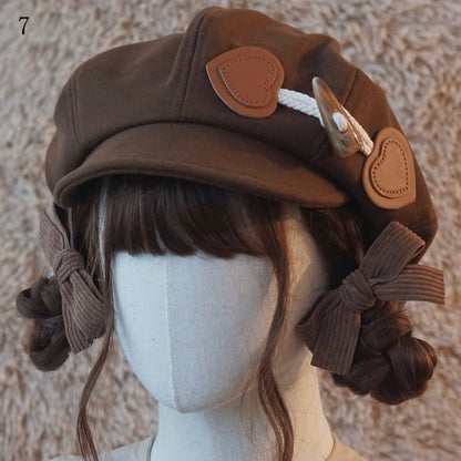 茶色のベレー帽、装飾ボタン付き帽子