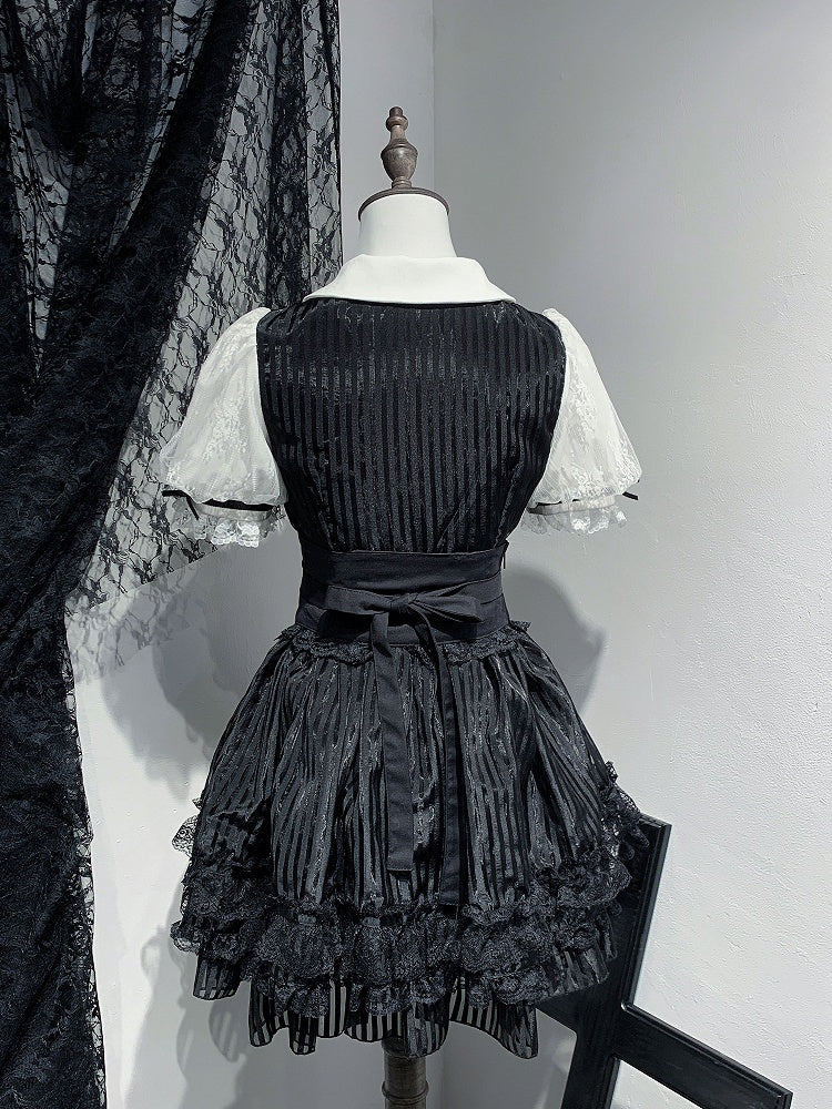 Jirai Kei mit mehrlagigen Streifen in Weiß und mit schwarzem Taillengürtel und hohem Schnürkorsettrock