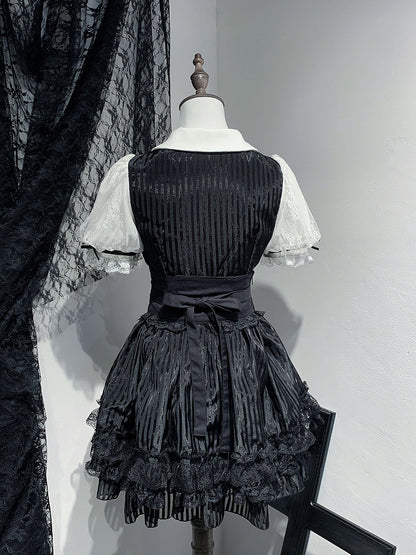 Jirai Kei mit mehrlagigen Streifen in Weiß und mit schwarzem Taillengürtel und hohem Schnürkorsettrock