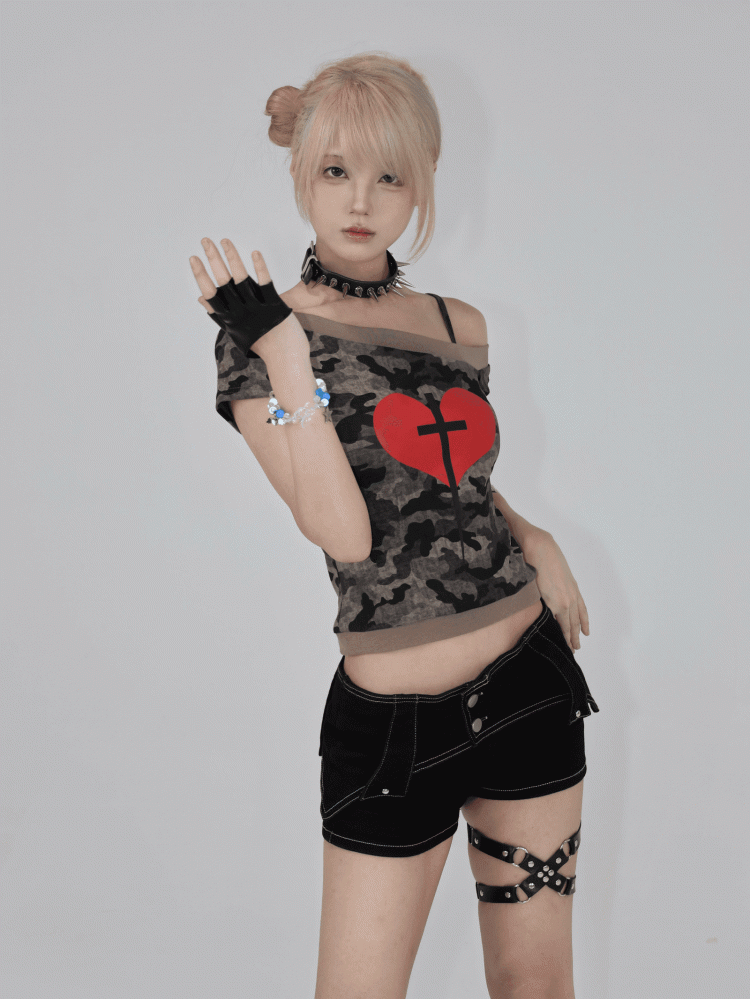 Y2K グリーン カモフラージュ アシンメトリー ネックライン ハート＆クロス Tシャツ