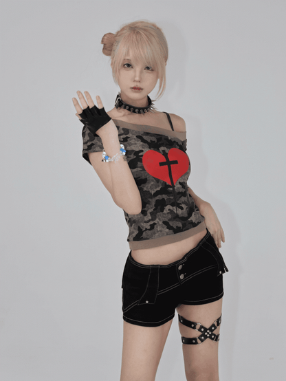 Y2K グリーン カモフラージュ アシンメトリー ネックライン ハート＆クロス Tシャツ