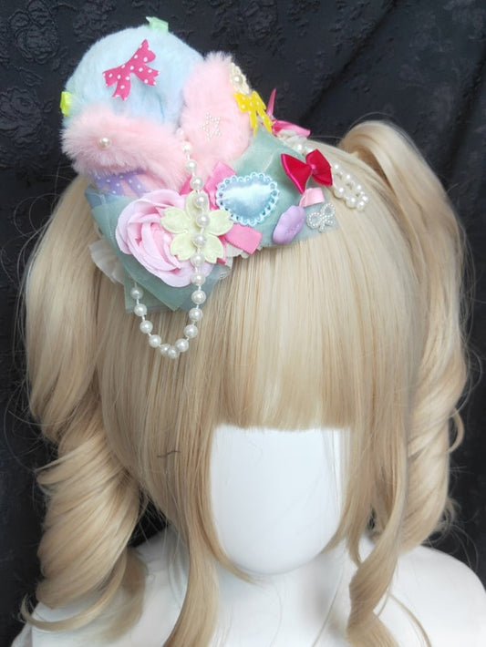 Mini-Hut aus Plüsch mit bunter Schleife und Blumenmuster