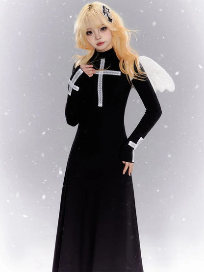 Schwarzes Maxikleid aus Strick mit Spitzenkreuzen und Stehkragen