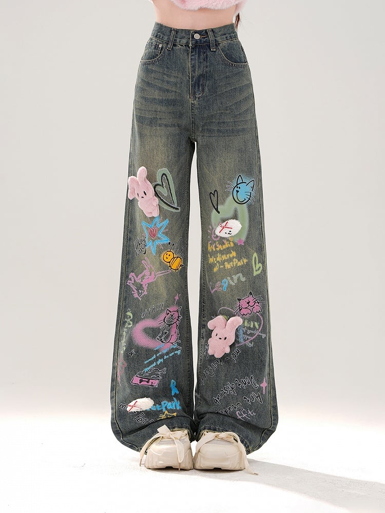 Jeans mit weitem Bein, buntem Graffiti und abnehmbarem rosa Plüschhasen in Blau
