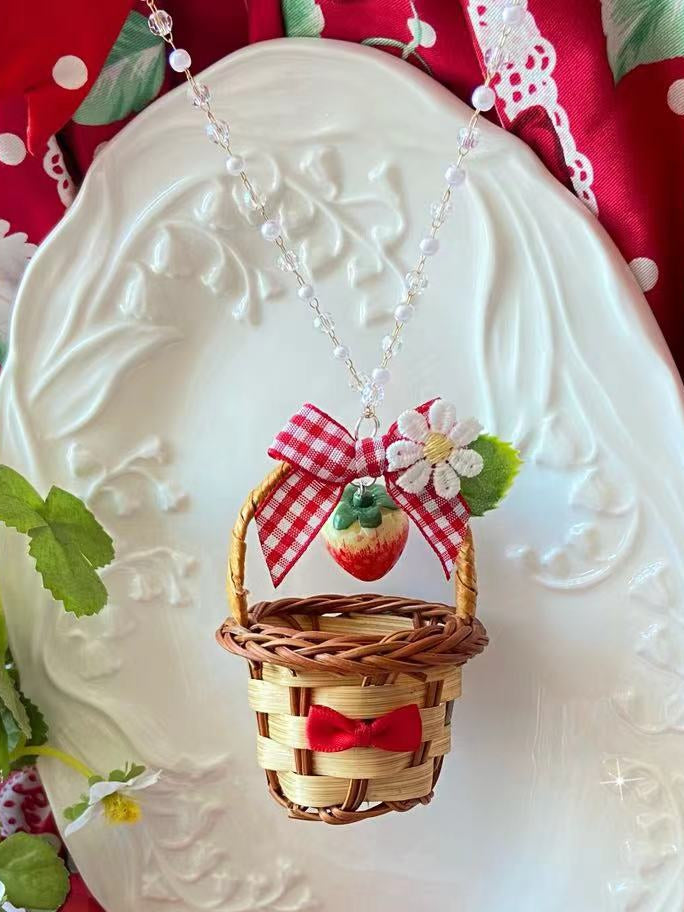 ペンダントの詳細 花柄のイチゴで飾られたネックレス 赤い蝶結びのバスケットとビーズ