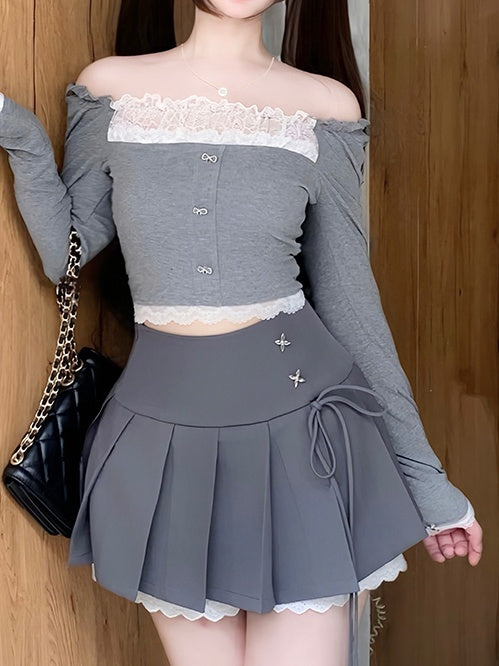 グレーのレーストリム裏地付きプリーツミニスカート