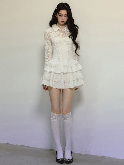 Weißes Minikleid aus Spitze mit Cut-Outs und Glockenärmeln und Stufenrock