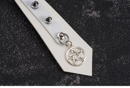 Weißes Halsband mit Pentagramm-Anhänger und Nieten