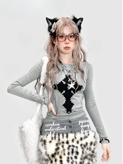 Graues Top mit Kreuzapplikation