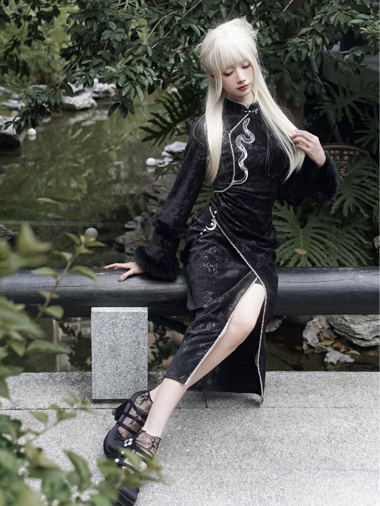 黒のプラッシュカフス、銀色の蛇の刺繍、蝶と竹の葉のチーパオ生地