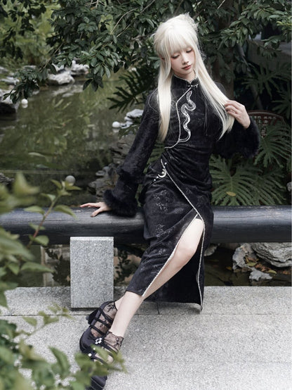 黒のプラッシュカフス、銀色の蛇の刺繍、蝶と竹の葉のチーパオ生地