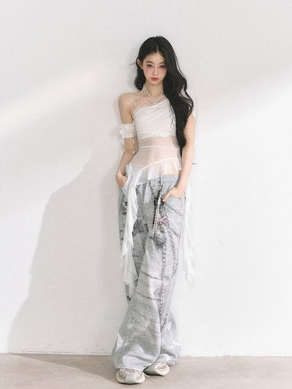 ブルー/ブラックのカスケーディングフリルアクセントメッシュトップ、ホワイトのアシンメトリーネックライン