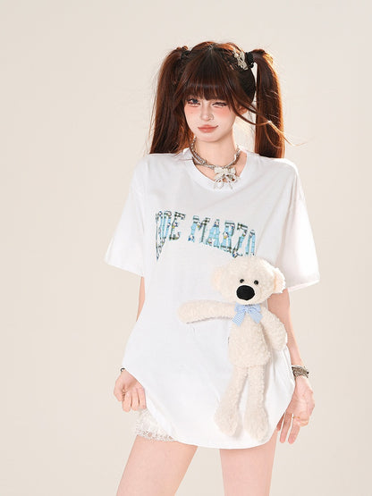 愛らしいクマのぬいぐるみ付き、ブラック/ホワイトのラウンドネックレタープリントTシャツ