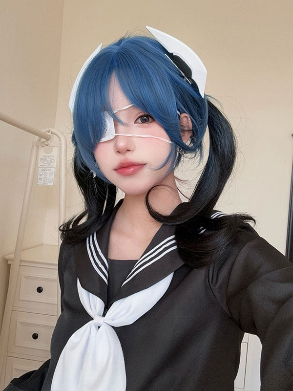 Schwarze, hüftlange, gewellte Perücke mit blauem Pony, 65 cm