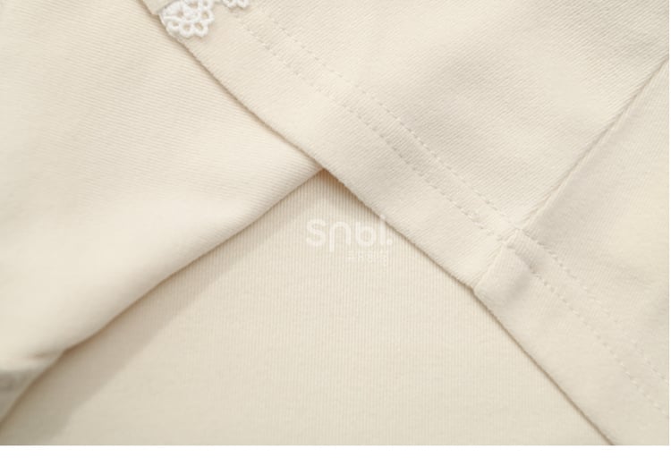 Aprikosenfarbenes, langärmliges Oberteil mit Spitzenbesatz und Schleifendetails