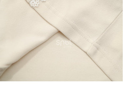 Aprikosenfarbenes, langärmliges Oberteil mit Spitzenbesatz und Schleifendetails