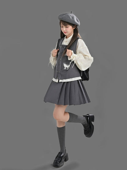 袖口にセルフタイストラップが付いた白いチャイナドレス風シャツ