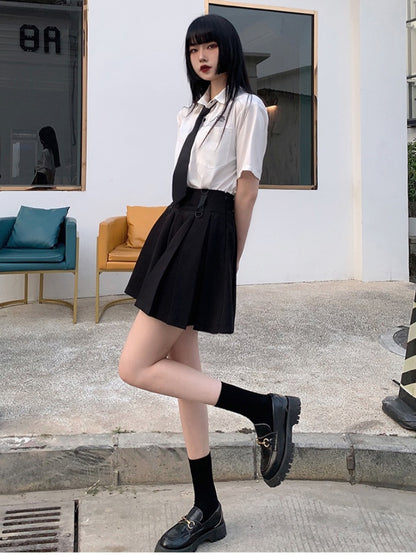 Weißes, adrettes JK-Uniform-Hemd mit schwarzer Krawatte