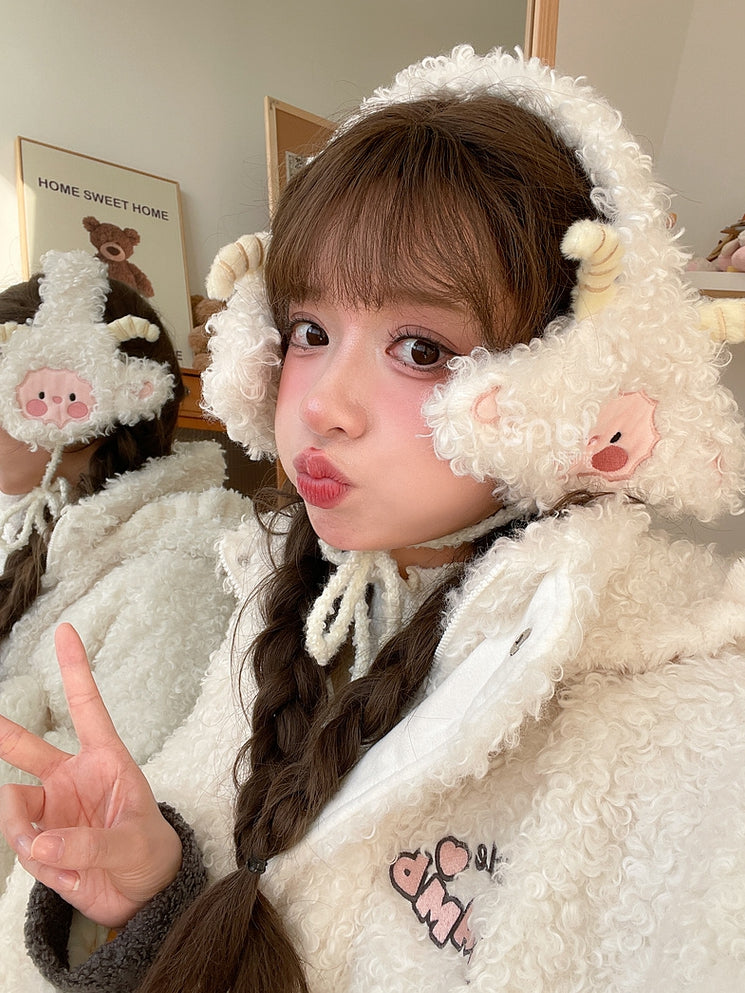 白いかわいいラムフリースのイヤーマフ