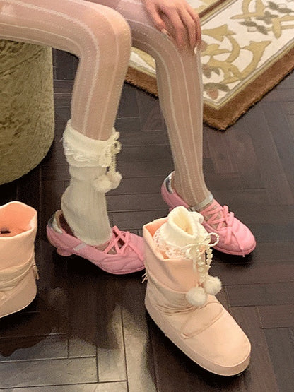 ブラック/カーキ/ミルクホワイトの蝶結びレーストリムレッグウォーマー（ポンポン付き）