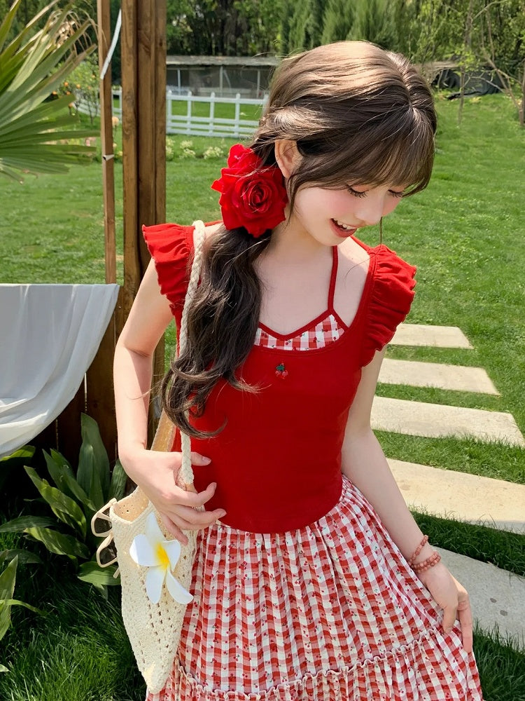 Rotes Neckholder-Tanktop mit flatternden Ärmeln und Kirschstickerei am Ausschnitt