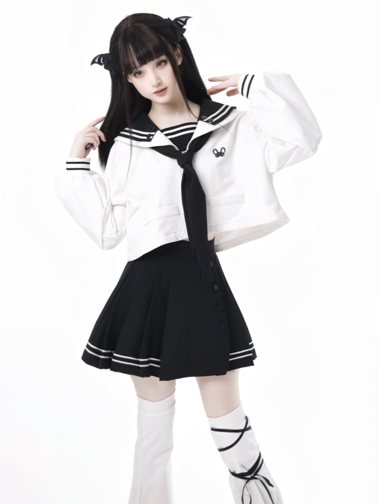 Weißes, kurz geschnittenes Sweatshirt mit Matrosenkragen und adrettem, besticktem Reißverschluss