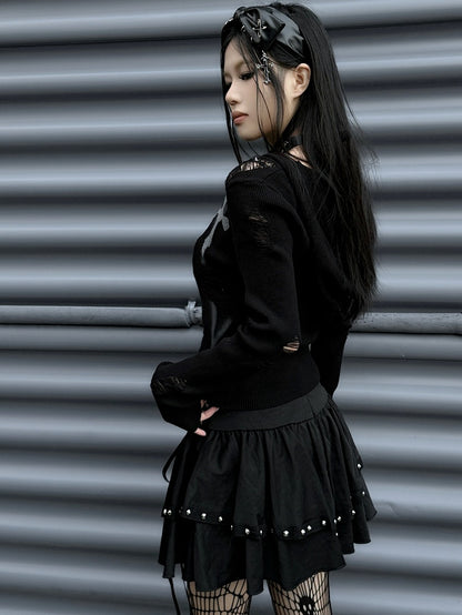 Gothic Punk Rock mit schwarzem Kreuz und Nieten-Akzenten und Schnürdetail