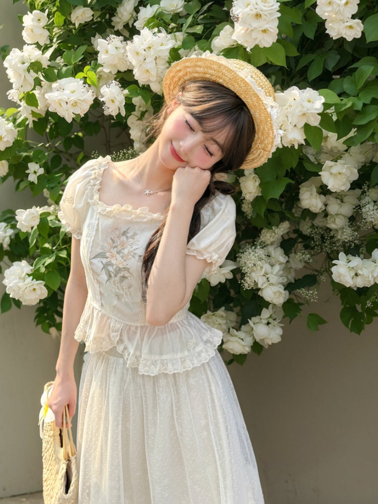 Beige quadratische Rüschenbluse mit Ausschnitt, Puffärmeln, Lilienstickerei und Spitze