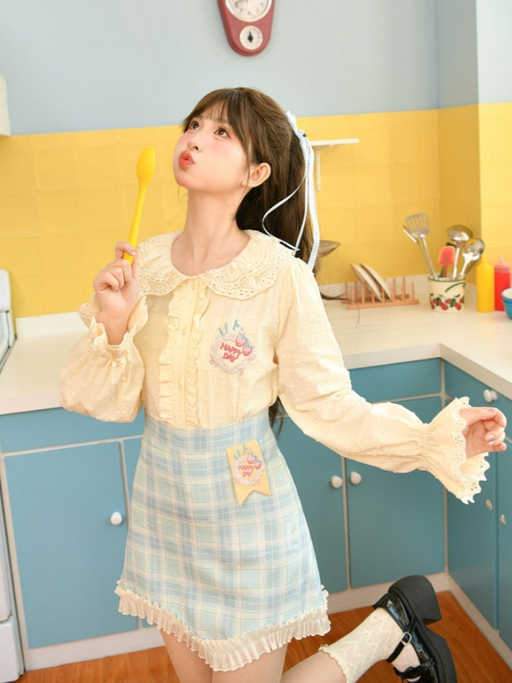 ゆめかわいいストロベリーケーキ刺繍入りクリーミーイエローレースピーターパンカラーブラウス