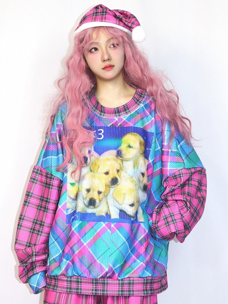 チェック柄と子犬のプリントが入ったピンクのギャルオーバーサイズスウェットシャツ。ファッションとブルー