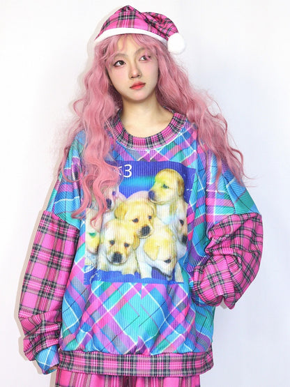 チェック柄と子犬のプリントが入ったピンクのギャルオーバーサイズスウェットシャツ。ファッションとブルー