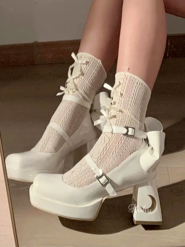 mit Astral-Plateaus, Schleifenausschnitten auf der Rückseite, Y2K-Block- und Celestial-Heels in Weiß