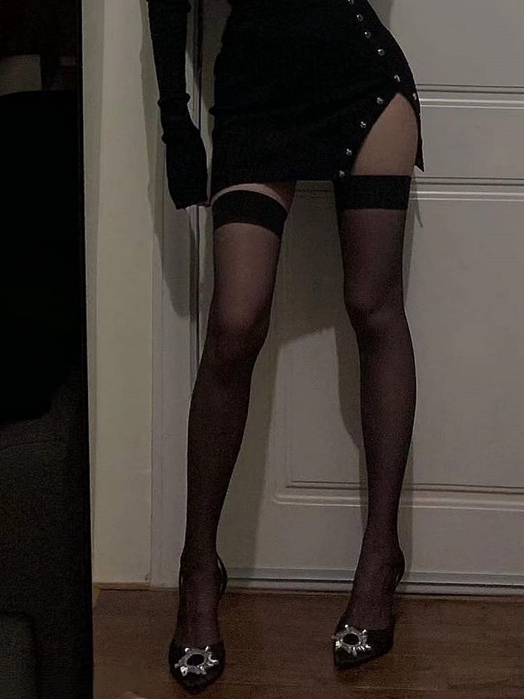 Semi-sheer Anti-slip Stockings Over Red/Black Knee