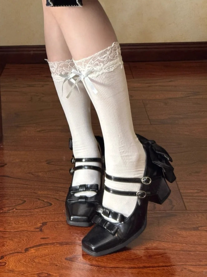 Elegante quadratische Absätze mit doppelter Schleife und PU-Zehenpartie, hohe schwarze Akzente, Lolita-Schnallen