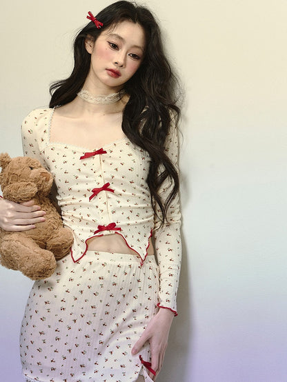 アプリコットの花柄スクエアネックラインクロップトップ（蝶結びディテール付き）