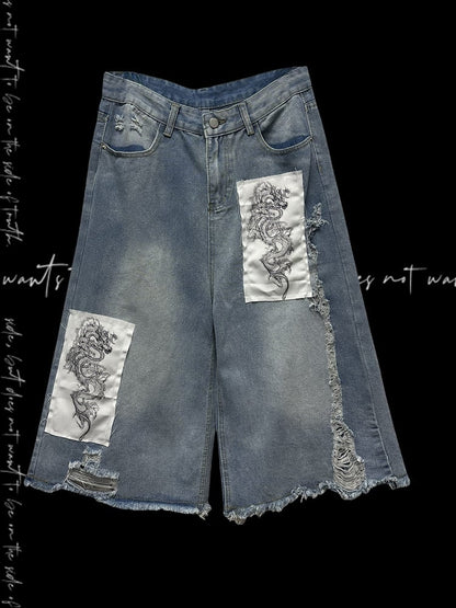 ブルーのワイドレッグジーンズ、ドラゴンのアップリケ、切りっぱなしの裾、ダメージ加工の穴、ライト