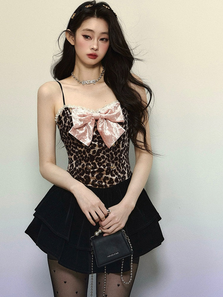 コーヒー色のレオパード柄コルセットボディス、リボンアクセント、ティアードスカート、ベルベットミニドレス