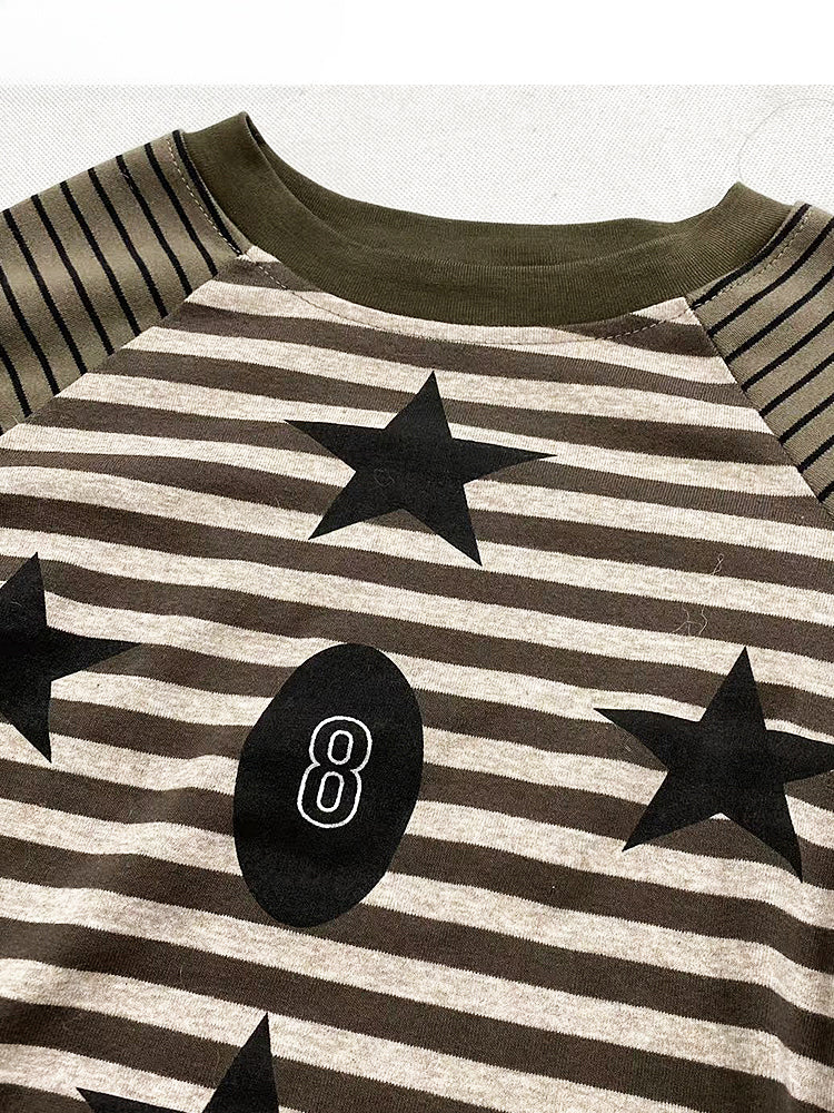 Armygrünes Oberteil mit Streifenmuster und Sternenprint