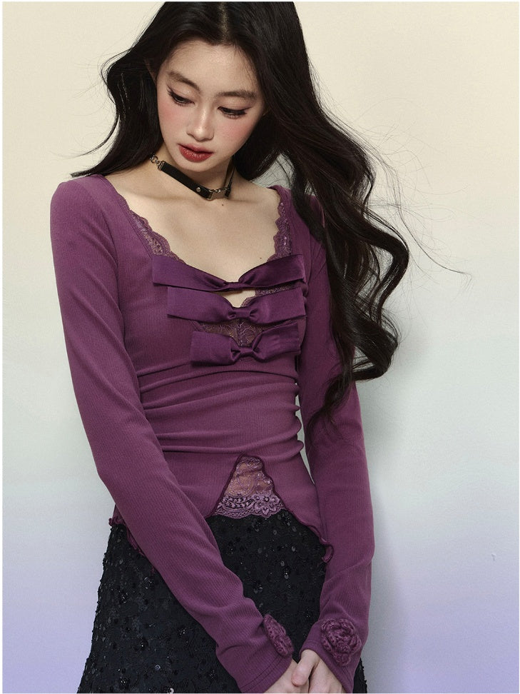 Lilafarbenes Top mit V-Ausschnitt, Strickdetails, kontrastierende Spitzenaufnäher, glamouröse Schleifen