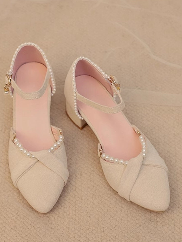 Beige Lolita-Sandalen mit Perlen und Wildlederdetails im Fersenbereich und abnehmbarer Spitze