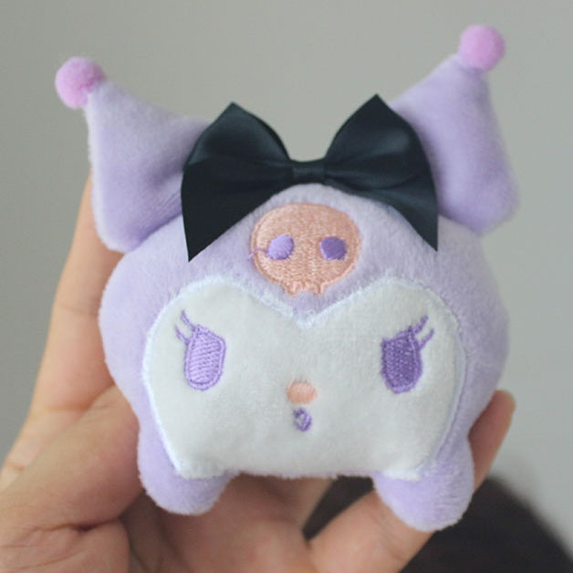 黒のリボンで飾られたクロバイブスの紫のヘアクリップ