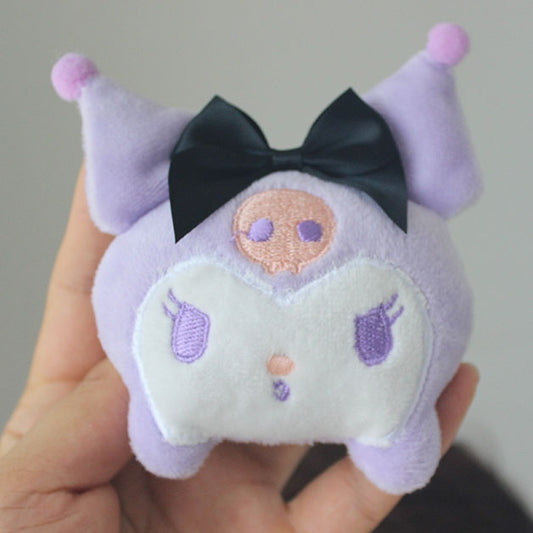 黒のリボンで飾られたクロバイブスの紫のヘアクリップ