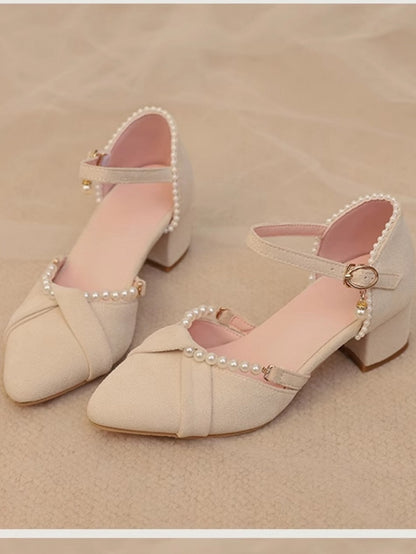 Beige Lolita-Sandalen mit Perlen und Wildlederdetails im Fersenbereich und abnehmbarer Spitze