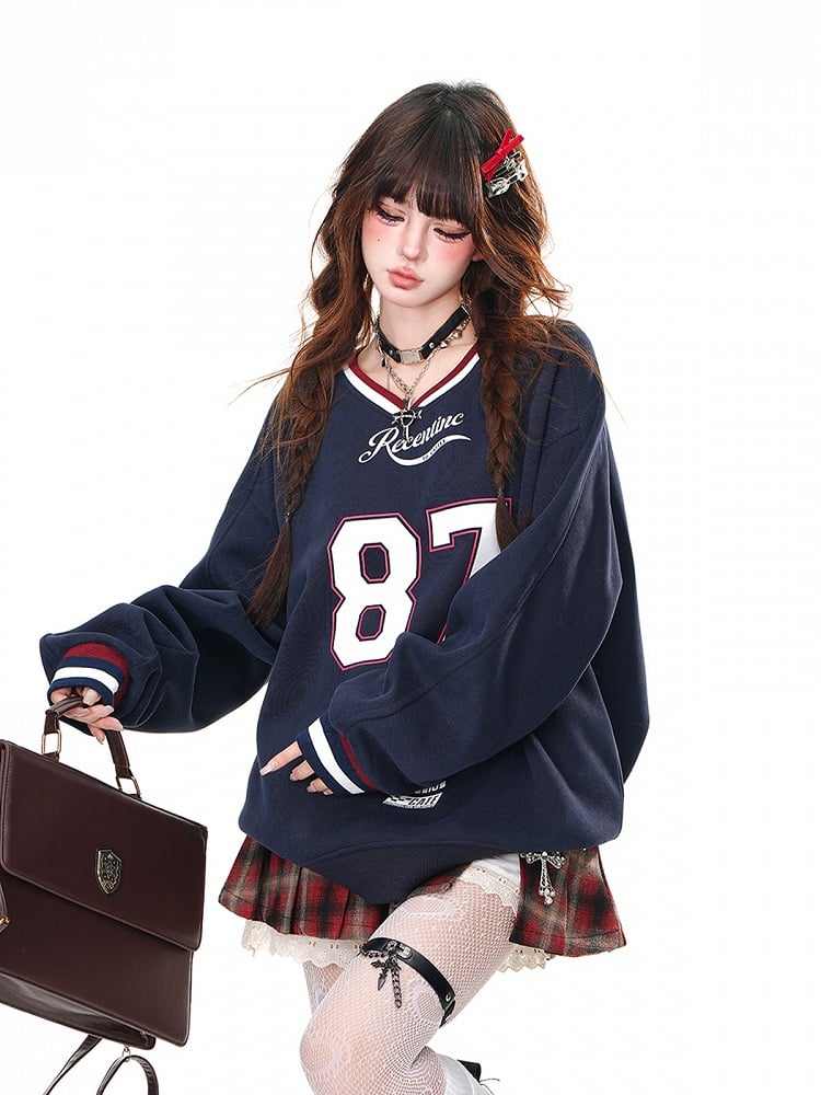 Aprikosen-/Marineblaues, lockeres Sweatshirt mit V-Ausschnitt und Zahlendruck in Bittersüß