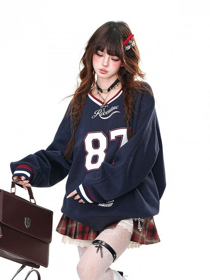 Aprikosen-/Marineblaues, lockeres Sweatshirt mit V-Ausschnitt und Zahlendruck in Bittersüß