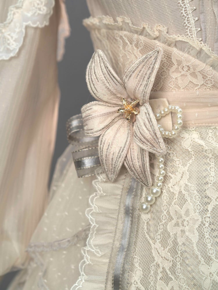 Blaue/lila/graue Lilienbrosche mit Perlendetails