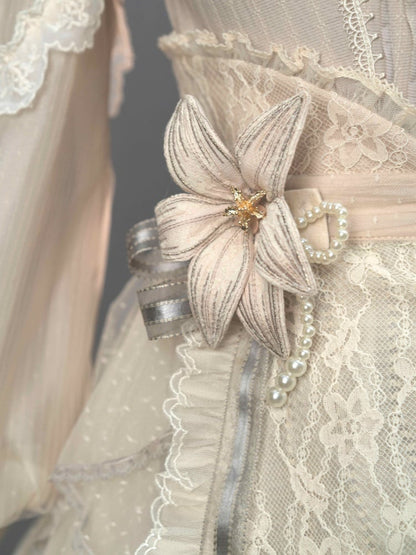 Blaue/lila/graue Lilienbrosche mit Perlendetails